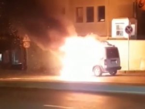 Bahçelievler’de Hafif Ticari Araç Alev Alev Yandı