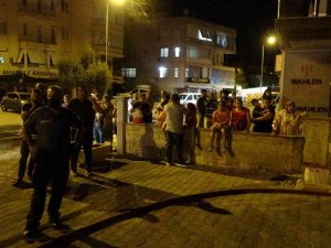 5 Katlı Binanın Son Katındaki Yangın Mahalleliyi Sokağa Döktü