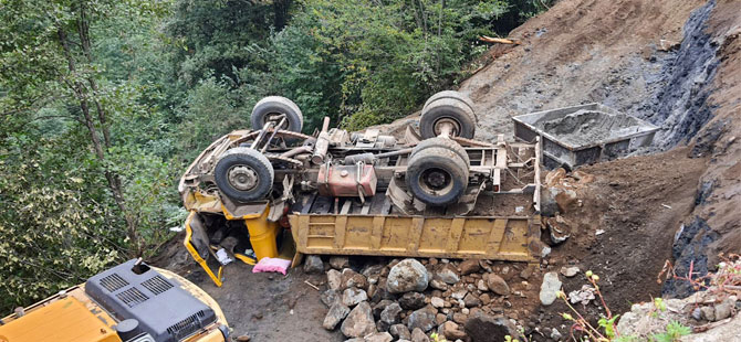 Yük Boşaltmak İçin Manevra Yapan Kamyon Devrildi: 1 Yaralı