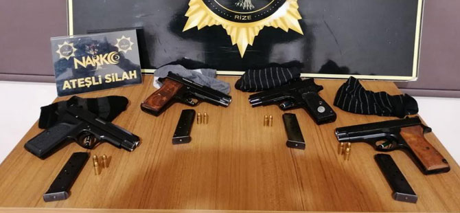Çorapların İçindeki Tabancalar Polisin Dikkatinden Kaçmadı