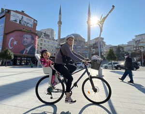 Rize'de okula bisikletiyle giden Nurgül öğretmen, öğrencilerine örnek oluyor