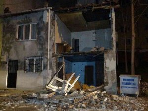 Bursa’da Lodos Hayatı Felç Etti: Binanın Duvarı Yıkıldı, Ağaçlar Yolları Kapattı