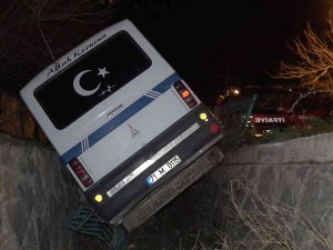 Kırıkkale’de Kontrolden Çıkan Minibüs Dereye Uçtu:1 Yaralı