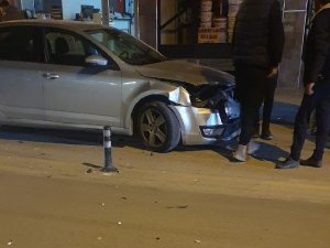 Kaza Yapan Otomobil İş Yerine Girdi: 1 Yaralı