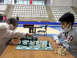 100 Sporcu Satranç Turnuvasında Mücadele Etti