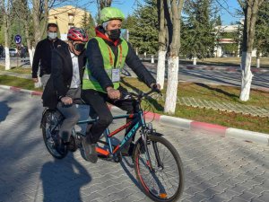 Vali Kızılkaya Kendini Görme Engelli Bireylerin Yerine Koydu, Gözleri Kapalı Bisiklet Kullandı