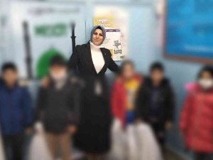 Diyarbakır’ın Tek Kadın Muhtarı Çocuklara Giysi Paketi Hediye Etti