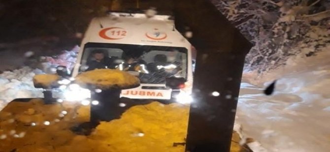Rize’de Karlı Yolda Kalan Ambulansın İmdadına Özel İ̇dare Ekipleri Yetişti