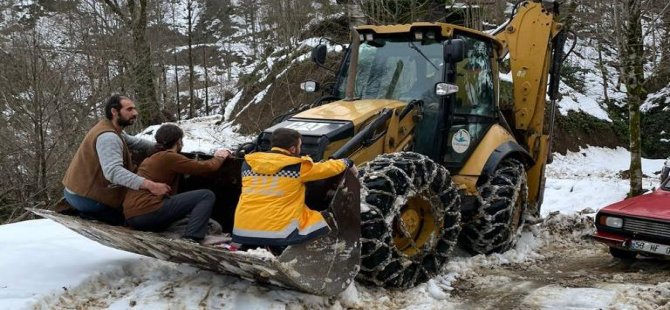 Rize'de kardan ambulansın ulaşamadığı köyde hasta ve sağlıkçılar kepçeyle taşındı