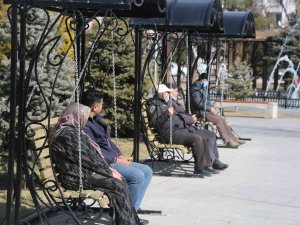 Büyükşehir’den Parklara Masa, Sandalye Ve Sallanan Bank Büyükşehir’den Parklara Masa, Sandalye Ve Sallanan Bank