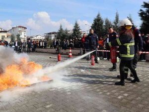 Düzce Belediyesinden Öğrencilere Yangın Söndürme Teknikleri