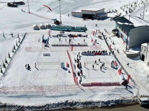 Yıldız Dağı’nda Düzenlenen Kar Voleybolu Şampiyonası Nefes Kesiyor