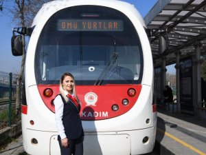 Tramvaylar Kadın Vatmanlara Emanet: Her Gün 10 Binlerce Yolcu Taşıyorlar