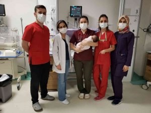 Covid-19 Hastası Bebek 14 Günlük Yaşam Mücadelesini Kazandı