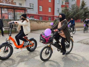 Kadın Haklarına Bisikletleriyle Farkındalık Oluşturdular