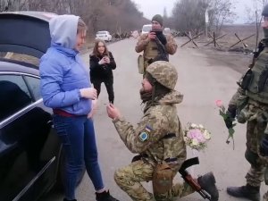 Ukraynalı Askerden Savaşın Ortasında Sevgilisine Evlilik Teklifi