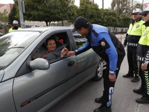 Polis Kadın Sürücülere Karanfil Dağıttı