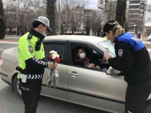 Trafik Uygulaması Bu Kez Farklı Oldu, Polisler Kadınları Karanfillerle Karşıladı