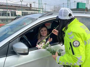 Kadın Polislerden Sürücülere Sürpriz
