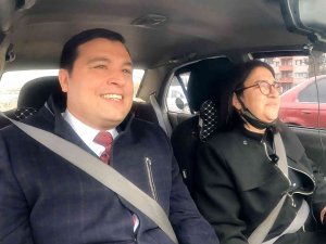 Başkan Çakın, Kadın Taksiciyle Uşak’ı Dolaştı