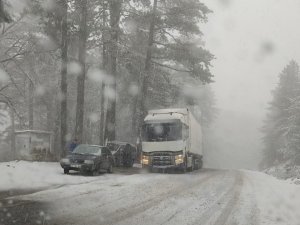 Kazdağları’nda Aniden Bastıran Kar Sürücülere Zor Anlar Yaşattı