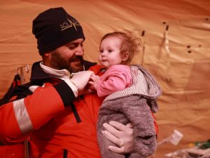 Ukrayna-romanya Sınırındaki Umke Ekipleri Minik Bebeği Tedavi Etti