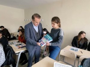 Uludere Belediye Başkanı Ürek’ten Sınavlara Hazırlanan Öğrencilere Kitap Desteği
