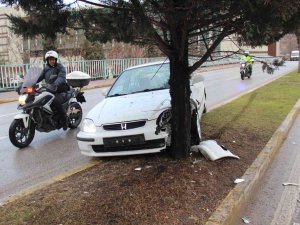 Kocaeli’de Otomobil Ağaca Çarptı: 2 Yaralı
