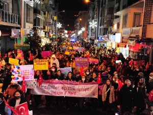 Balçova’da Binlerce Kadın Gece Yürüyüşünde Buluştu