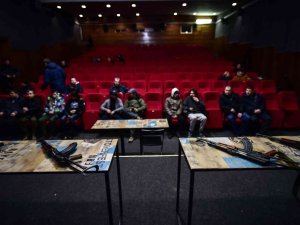 Ukraynalı Siviller Sinema Salonunda Silah Eğitimi Alıyor