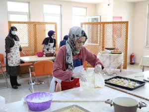 Pursaklar’da Hanımlar Ramazan Bayramı’na Hazırlanıyor