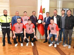 Vali Gürel, Süper Lig’e Yükselen Hentbol Takımını Ağırladı