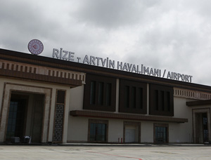 Hava muhalefeti nedeniyle Rize'ye inemeyen uçak Samsun'a indi