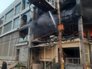 Hindistan’da Binada Yangın: 26 Ölü, 30 Yaralı