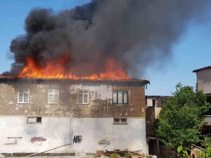 Ümraniye’de 2 Katlı Bir Binanın Çatısında Yangın Çıktı. Olay Yerine Çok Sayıda İtfaiye Ekibi Sevk Edildi. Ekiplerin Yangına Müdahalesi Sürüyor.