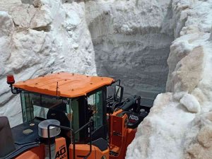 Yüksekova’da Mayıs Ayına Rağmen 5 Metrelik Kar Tünellerinde Çalışma