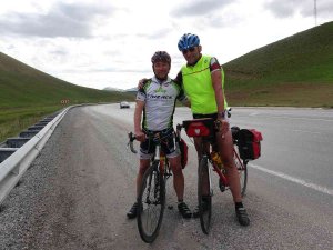 Alman İki Kardeş Ukrayna İçin Bisikletle Van’a Geldi