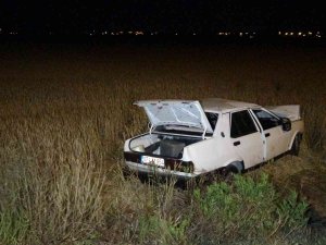 Alkollü Sürücünün Aracı Plastik Dubalara Çarpıp Tarlaya Uçtu: 2 Yaralı
