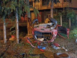 Kontrolden Çıkan Araç Bahçe Duvarına Çarparak Takla Attı: 2 Ölü, 1 Yaralı