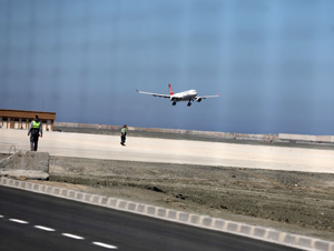 Rize Artvin Uluslararası Havalimanı'na İnen İlk Yolcu Uçağının Kokpitinden İniş Görüntüsü