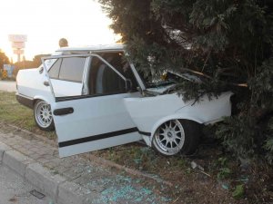 Manisa’da Otomobil Refüjdeki Ağaca Çarptı: 1 Ölü, 1 Ağır Yaralı