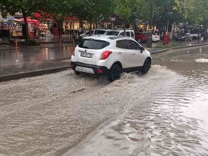 5 Dakikalık Yağışla Kırşehir Belediyesi’nin Altyapı Sorunları Ortaya Çıktı