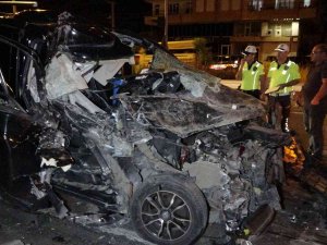 Tıra Arkadan Çarpıp Hurdaya Dönen Ticari Araç Sürücüsü Hafif Yaralı Kurtuldu