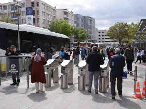 Turnikeli Otobüs Durağı İle Trafik Güvenliği Arttı, Bekleme Süresi Azaldı