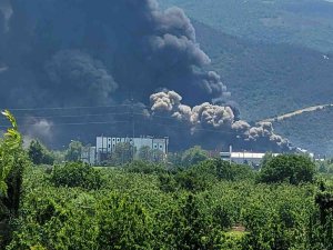 Bursa’da Barakfakih Organize Sanayi Bölgesindeki Bir Fabrikada Yangın Çıktı. Bölgeye Çok Sayıda İtfaiye Ekibi Sevk Edildi.