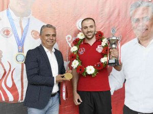 Kızıl Fırtına Lakaplı Hasan Mert Kızıl, Kick Boks Dünya Kupası’nda Şampiyon Oldu