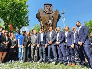 Anadolu Efes’in Şampiyonluk Heykeli Törenle Açıldı