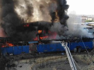 Arnavutköy’de Büyük Fabrika Yangını: Alev Alev Yanan Fabrikadan Patlama Sesleri Duyuldu