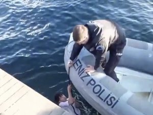 Haliç’te Can Pazarı Kamerada: Suya Düşen Genci Deniz Polisi Kurtardı
