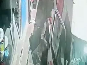 Fatih’te Minibüste Bırakılan Hırkayı Çalan Şahıs Kamerada